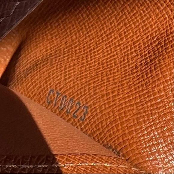 Louis Vuitton monogram key case 6 hooks - Picture 7 of 9